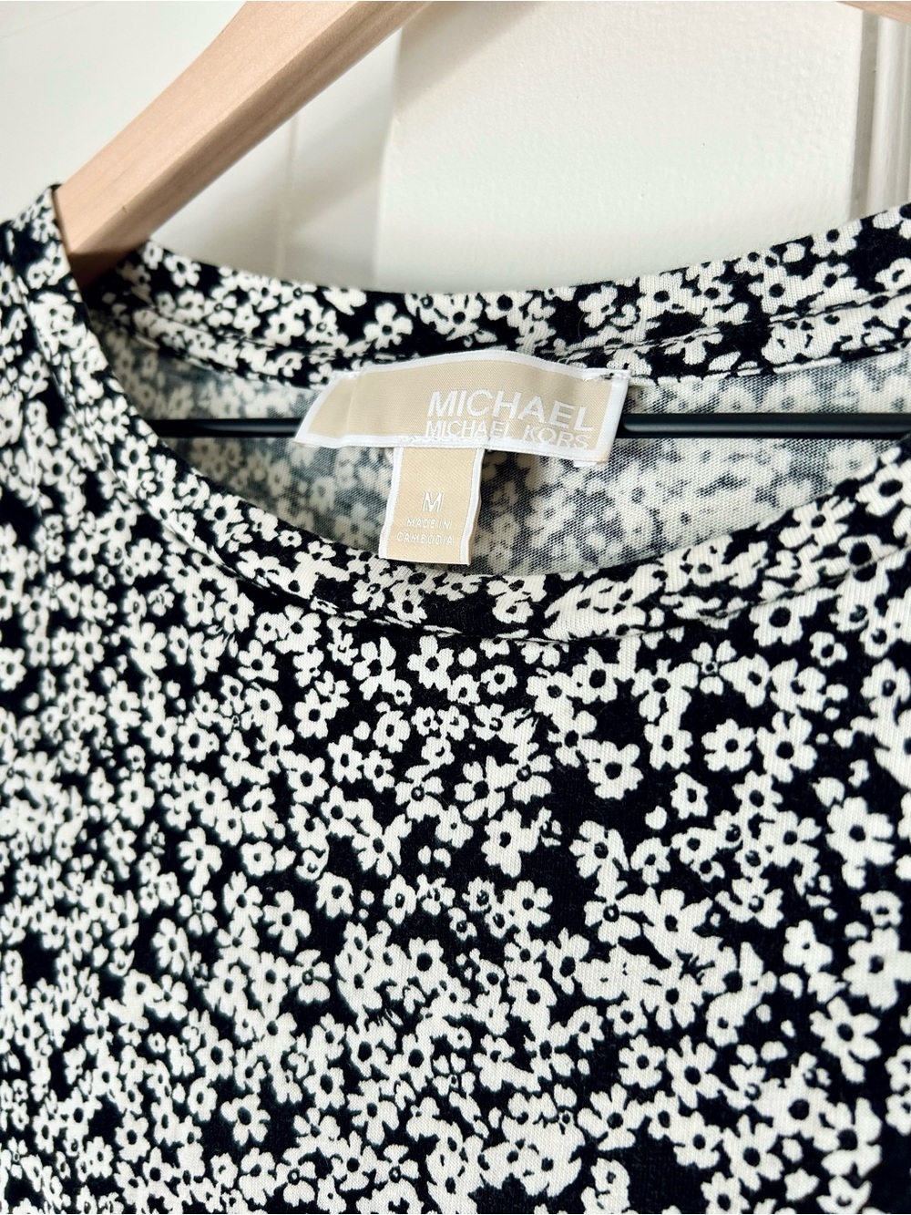 NWOT Michael Kors Black White Ditsy Floral Flutter Sleeve Top M